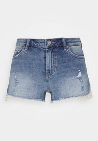 Pantalones cortos de mezclilla en azul claro con dobladillo deshilachado, detalles desgastados y diseño clásico de cinco bolsillos. Incluye cierre de botón metálico y cremallera.