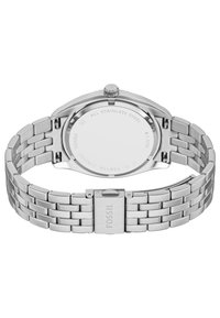 Montre en acier inoxydable argenté avec un bracelet en maille, boîtier rond et couronne texturée, dotée d'une finition polie et d'un fermoir sécurisé.