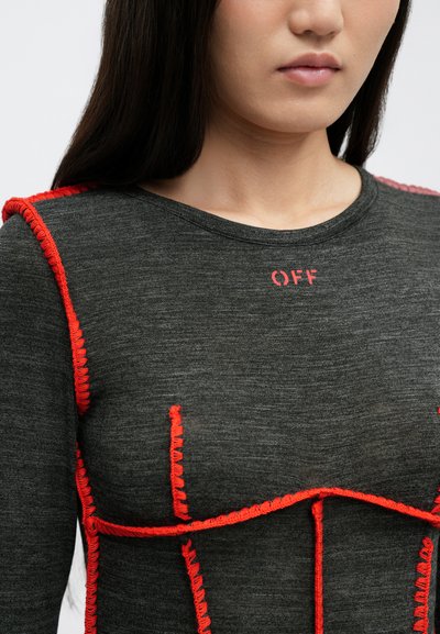 Šedý dlouhý rukáv top s výraznými červenými vyšívanými akcenty a viditelným logem "OFF". Design má texturovaný povrch a upnutý střih.