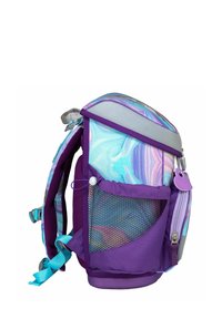 Lila- und blauer Rucksack mit einem wirbelnden Marmor-Muster, ausgestattet mit einer Netz-Seitentasche, grauen Akzenten und verstellbaren Trägern.