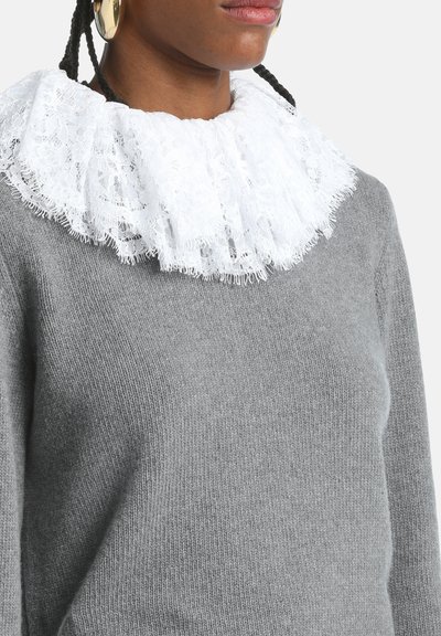 Sivi pleteni pulover z velikim belim čipkastim ovratnikom. Ovratnik ima zapletene vzorce in resaste robove, kar kontrastira z mehkobo teksture.