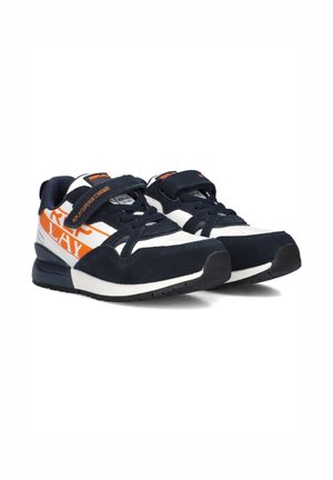Marineblaue und weiße Sportschuhe aus Wildleder und Mesh-Materialien, mit orangenen Akzenten und Klettverschlüssen zur Befestigung.