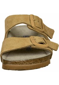 I sandali in suede marrone chiaro presentano due fasce regolabili con fibbie, un plantare in sughero sagomato e una suola in gomma testurizzata per garantire grip.