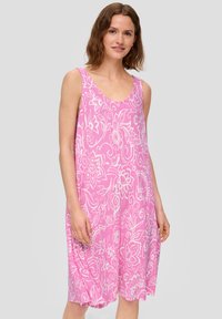 Rosa ärmelloses Kleid mit floralem Muster, featuring einem runden Ausschnitt und lässiger Passform. Hergestellt aus leichtem, strukturiertem Stoff.