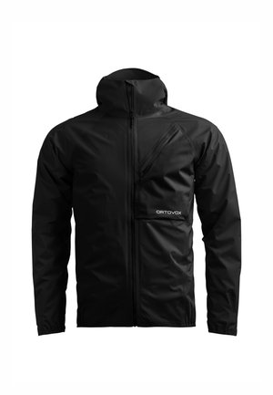 Schwarze wasserfeste Jacke mit hohem Kragen, frontalem Reißverschluss, schräger Brusttasche mit Reißverschluss und "ORTOVOX"-Logo auf der Tasche.