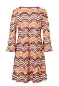 Mehrfarbiges Strickkleid mit Chevron-Muster und 3/4-Ärmeln, in den Farbtönen Pink, Orange, Braun und Lila.