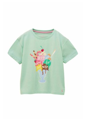 Mintgroen shirt met korte mouwen, met een kleurrijke ijsdessertgrafiek en de tekst "things are about to get messy" op de voorkant.