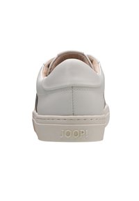 Sneaker bianco in pelle con una texture liscia, profilo basso e suola in tonalità neutre. Presenta un logo sul tallone e un design minimale.