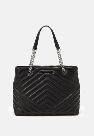 Borsa tote nera trapuntata con cuciture diagonali, dotata di una tracolla in catena argentata e una texture in pelle liscia. Placca con logo sul davanti.