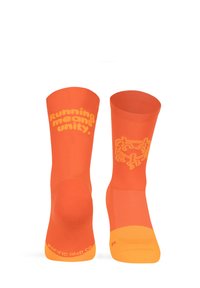 Orange sportsokker med tekstureret design, ribbet ankeldel og kontrasterende gule grafikker: "Løb betyder enhed" samt et unikt mønster.