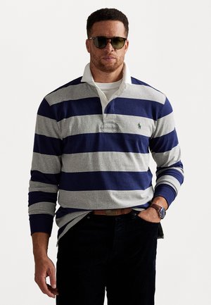 Marineblauwe en grijs gestreepte longsleeve polo shirt met een witte kraag; voorzien van een groen logo. Draag het met donkere broek en een zonnebril.