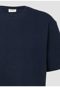 Donkerblauw textuur T-shirt met korte mouwen, een ronde hals en een zichtbare s.Oliver merklabel bij de kraag.