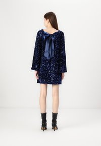 Vero Moda LAILA SEQUIN BOW - Koktailové šaty/večierkové šaty - midnight blue