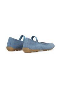 Himmelblaue Wildleder-Ballettschuhe mit einer niedrigen, braunen Gummisohle und einem Rückriemen zur Unterstützung. Glatte Textur, abgerundete Zehenform, minimalistischer Stil.