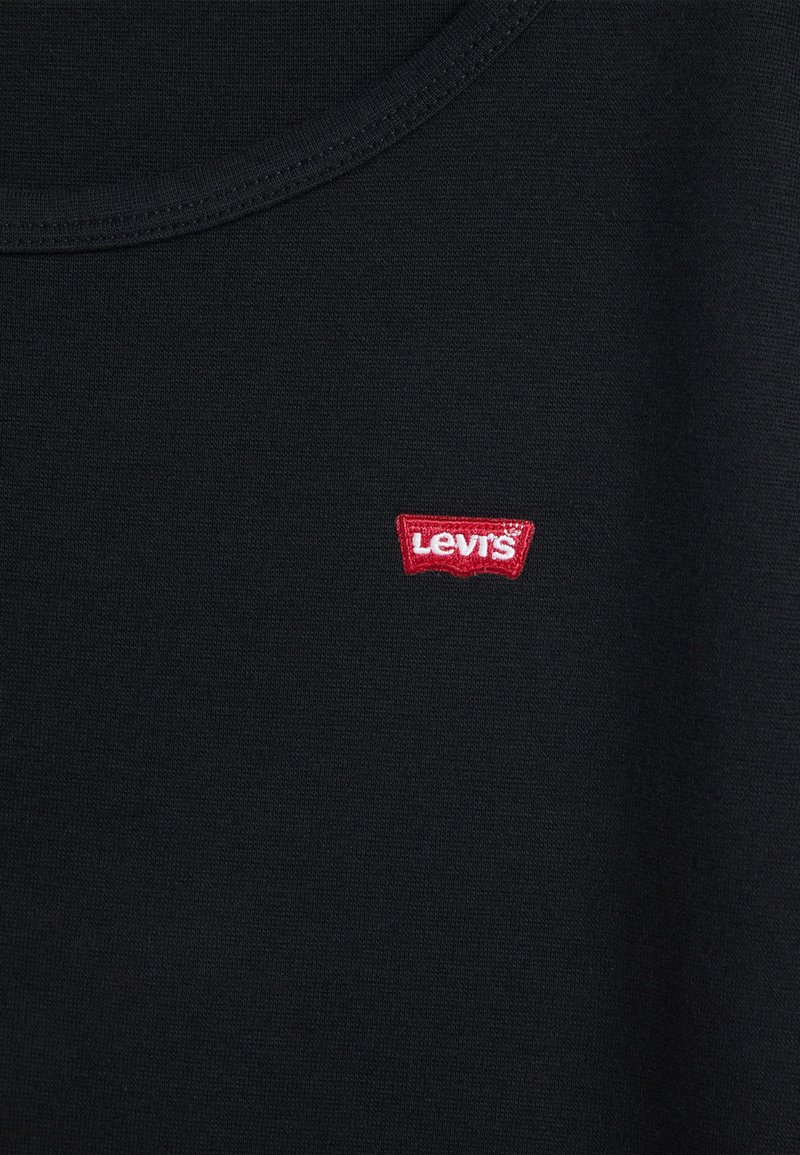 T-shirt en coton noir avec un col rond et un petit logo Levi's rouge brodé sur la poitrine. Texture lisse, sans motifs ni détails supplémentaires.