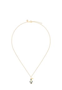 Złoty naszyjnik z zawieszką w kształcie kropli, ozdobiony niebieskimi kamieniami szlachetnymi oraz misternymi detalami na uchwycie i łańcuszku.