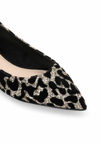 Ballerines à imprimé léopard noir et or avec un bout pointu, présentant un tissu texturé et des accents de paillettes subtiles. Doublure intérieure lisse.
