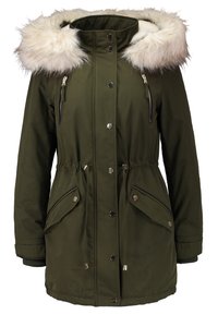 Zielona oliwkowa zimowa parka z białym sztucznym futerkiem przy kapturze, przednimi zatrzaskami, zapinanymi na zamek kieszeniami na piersi oraz bocznymi kieszeniami z klapami i zatrzaskami.