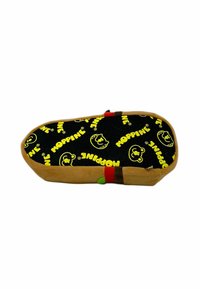 Morbido letto rettangolare per animali con base in tessuto nero con testo giallo "MOPPINE" e piccoli iconici animali, circondato da un bordo marrone chiaro.