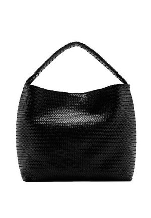 Sac à main tissé noir avec une poignée tressée unique et un corps rectangulaire large et souple sur fond blanc.