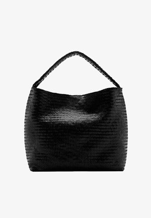 Bolso tejido negro con un solo asa trenzada y un cuerpo rectangular ancho y suave sobre un fondo blanco.