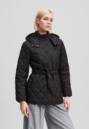 Zwarte gewatteerde jas met een ceintuur in de taille, verstelbare capuchon en drukknoopsluitingen, met een gladde afwerking en twee voorzakken.