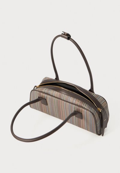 Borsa intrecciata con strisce verticali multicolori, doppio zip dorato, manici e dettagli in pelle marrone scuro, forma rettangolare, base piatta.