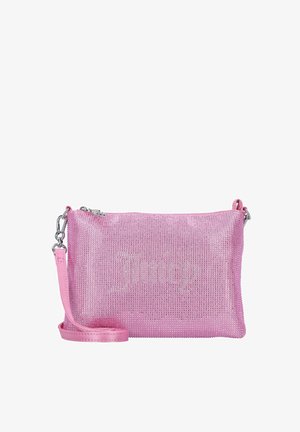 Borsa a spalla rosa in rete con una texture liscia e accenti lucidi. Presenta una chiusura a zip e una tracolla rimovibile. Forma rettangolare compatta.