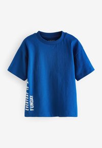 Blaues Baumwoll-T-Shirt mit kurzen Ärmeln. Verfügt über einen Rundhalsausschnitt und weißen Text "JEDER TAG IST EIN SPASS TAG", der vertikal an der Seite aufgedruckt ist.