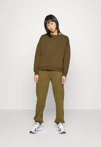 Vero Moda Petite VMOCTAVIA CREW PANT SET - Camisola - dark olive