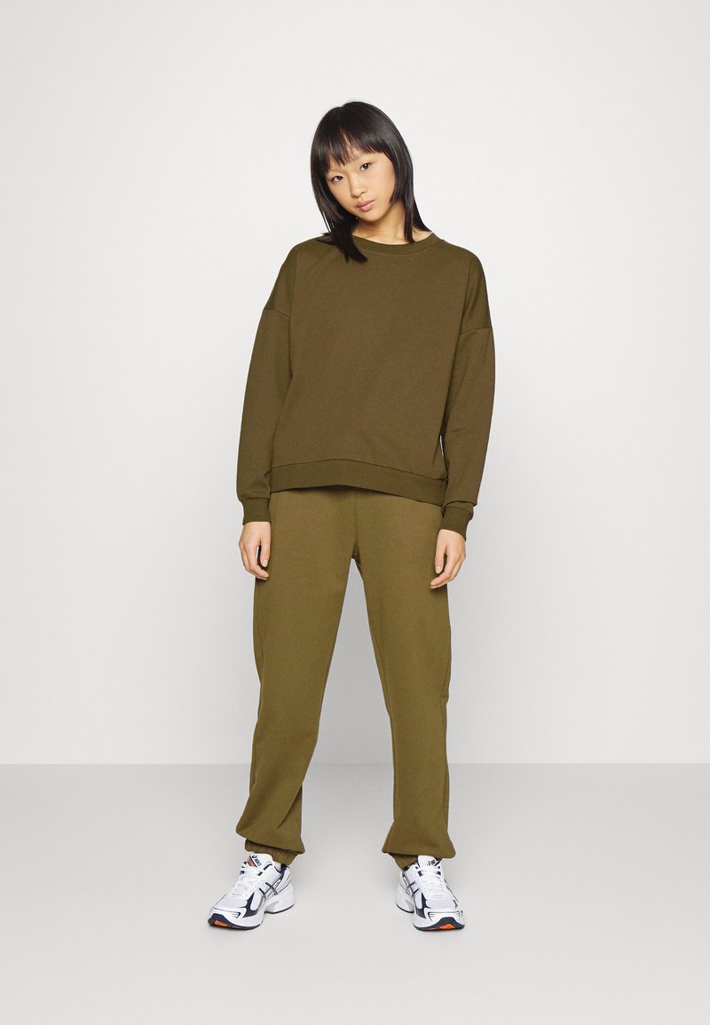 Vero Moda Petite VMOCTAVIA CREW PANT SET - Camisola - dark olive