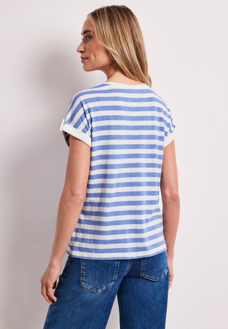 Le magliette polo donna a righe sono trend Primavera 2024