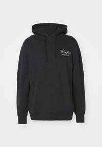Černá mikina s kapucí vyrobená z bavlněné směsi. Obsahuje přední logo v bílém písmu, žebrované manžety a kapuci se šňůrkou.