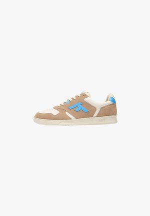 Sneaker beige e bianco sporco con logo blu e dettaglio sul tallone, lacci bianchi e suola piatta in gomma, mostrata di profilo laterale.
