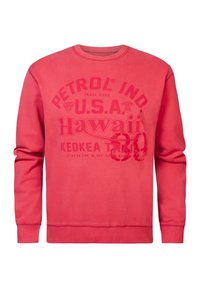 Rode sweatshirt met lange mouwen, ronde hals en een opvallende gedrukte graphic met "PETROL IND. U.S.A. Hawaii" en coördinaten.