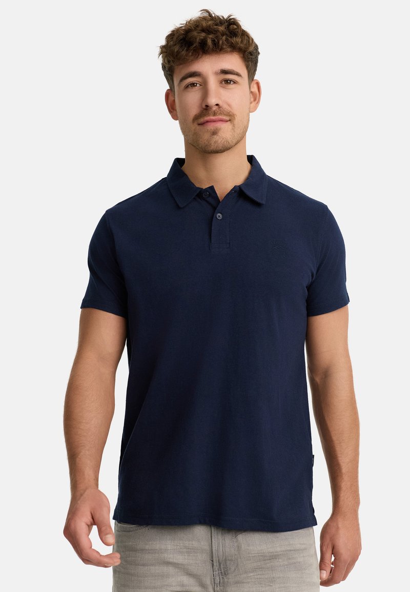 Marineblaues Poloshirt mit einer Zweiknopfleiste, kurzen Ärmeln und einem dezenten Logodetail. Hergestellt aus weichem Baumwollstoff, der eine glatte Textur bietet.