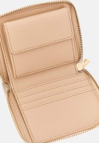 Portafoglio in pelle beige con cerniera, diversi scomparti per carte e una tasca per monete con chiusura a scatto all'interno.