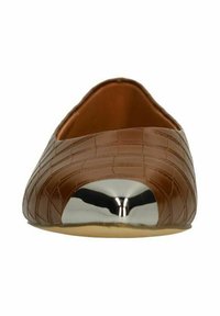 Bruine peep-toe ballerina van gedrukt leer met een krokodillenpatroon, voorzien van een glanzende metalen neus en een soepele binnenvoering.
