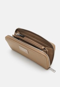 JOOP! Jeans COFANO MELETE PURSE Lommebok sesame/beige