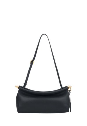 Zwarte leren schoudertas met verstelbare riem, gouden hardware accenten en een ritssluiting aan de bovenzijde.