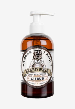 Amberflask med hvit pumpe, med en etikett som har en bjørneillustrasjon, teksten "Beard Wash" og "Citrus" i dekorative skrifttyper.