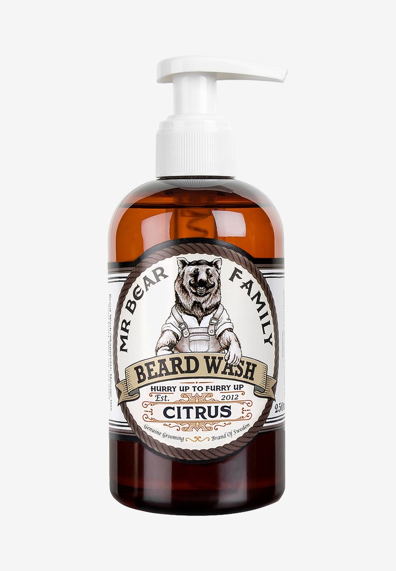 Amberflaska med en vit pump-top, med en etikett som har en björnbild, texten "Beard Wash" och "Citrus" i dekorativa typsnitt.