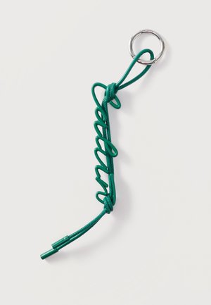 Portachiavi in pelle verde con filo a forma di "happy" attaccato a un anello metallico argentato su sfondo bianco.