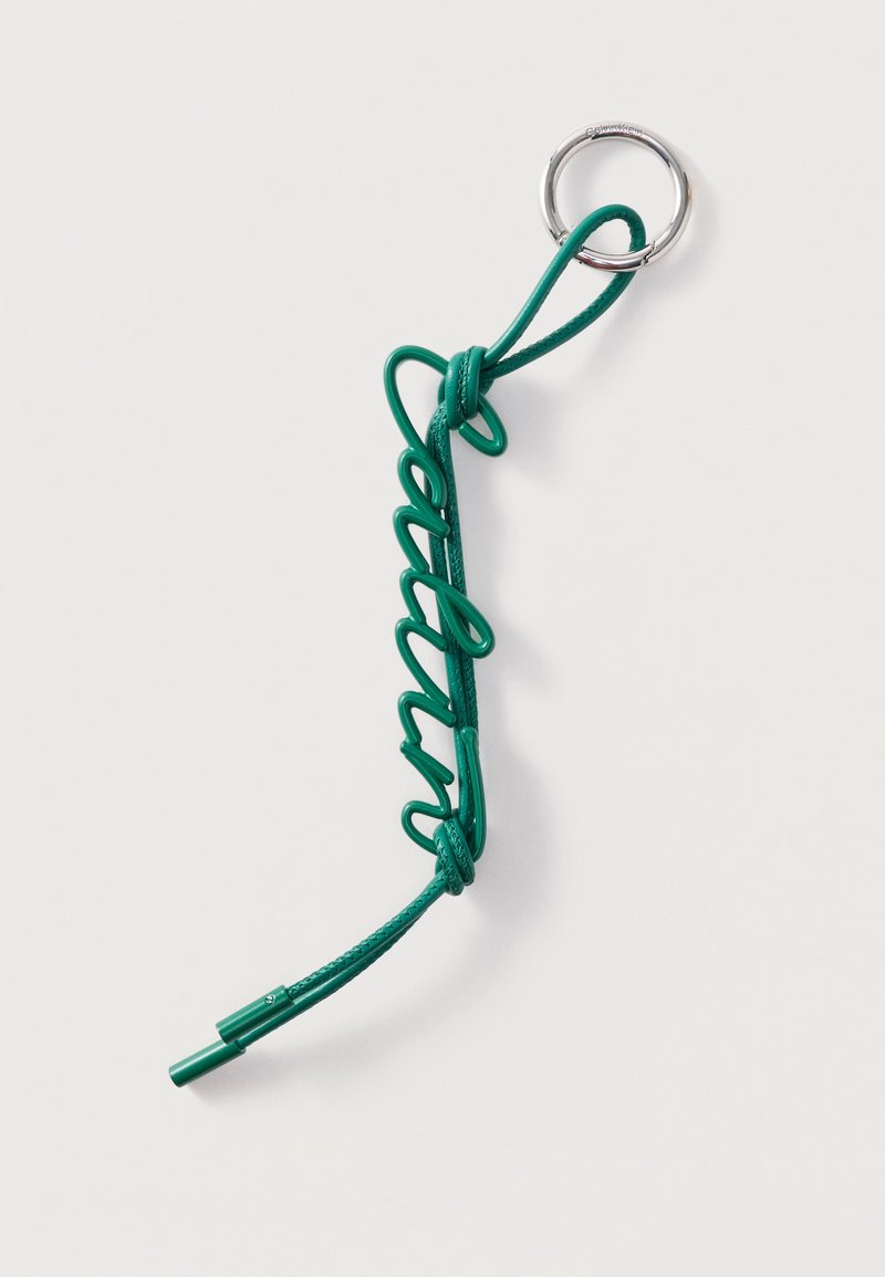 Porte-clés en cuir vert avec un fil en forme de "happy" attaché à un anneau métallique argenté sur fond blanc.