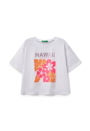 Weißes T-Shirt mit kurzen Ärmeln, das ein mehrfarbiges florales Design in Pink und Orange zeigt, mit dem Text "HAWAii SUN-SURF-SEA." Aus Baumwollmaterial.