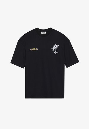 Schwarzes Baumwoll-T-Shirt mit weißer Blumenstickerei auf der Vorderseite und gelbem Text auf der linken Seite. Kurze Ärmel, Rundhalsausschnitt.
