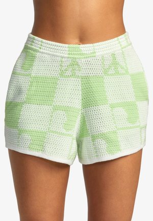 Shorts en tricot avec un motif en damier vert et blanc, fabriqués avec un tissu texturé. Taille élastique et longueur mi-cuisse.