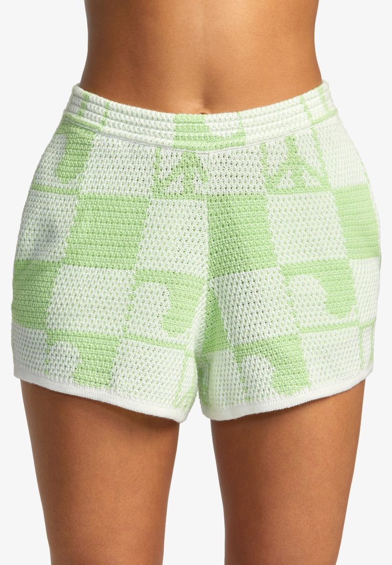 Stickade shorts med ett grön- och vitrutigt mönster i en strukturerad tyg. Elastisk midja och längd till mitten av låret.