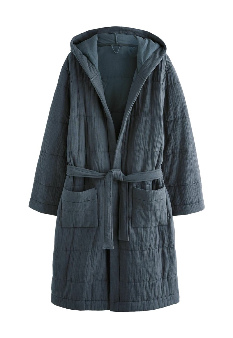Geplüschter Kapuzenmantel aus dunkelgrauem Stoff, mit einem Bindegürtel, zwei Fronttaschen und einer strukturierten Oberfläche mit vertikalen Nähten.