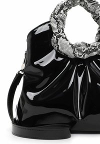Czarna torba z lakierowanej skóry z teksturowanym uchwytem w wężowy wzór, o zaokrąglonym kształcie i miękkich fałdach w głównym korpusie.